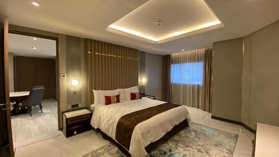Po Hotel Semarang Esterno foto